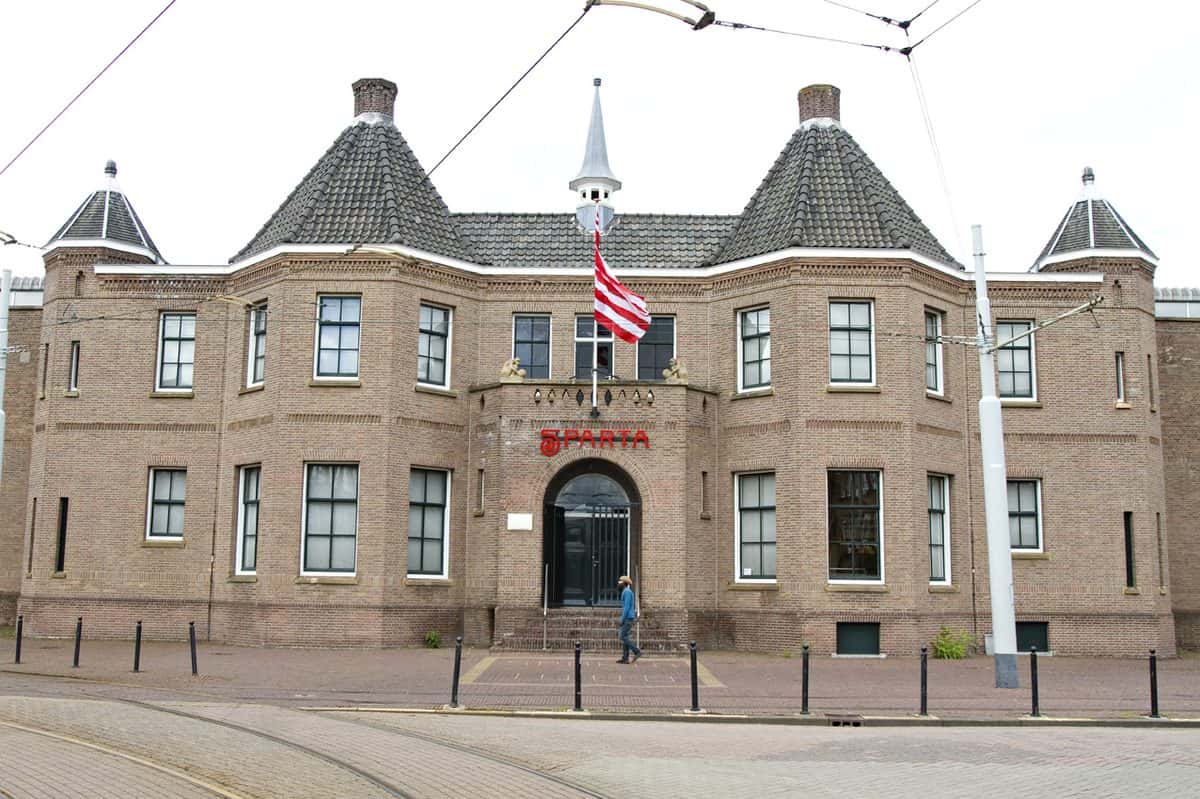 El frente de ladrillo del estadio Het Kasteel, la cancha del Sparta Rotterdam, con sus torres de techo de pizarra y la bandera del club; foto de archivo de agosto de 2012 (foto: Dick Aalders, Wikimedia Commons, licencia CC BY-SA 2.0)