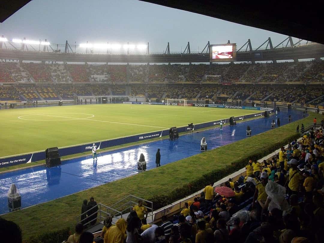 El estadio Metropolitano de Barranquilla, con las tribunas llenas y la cancha iluminada durante un partido; foto de archivo de julio de 2011 (foto: Mkstillo, Wikimedia Commons, licencia CC BY-SA 4.0)