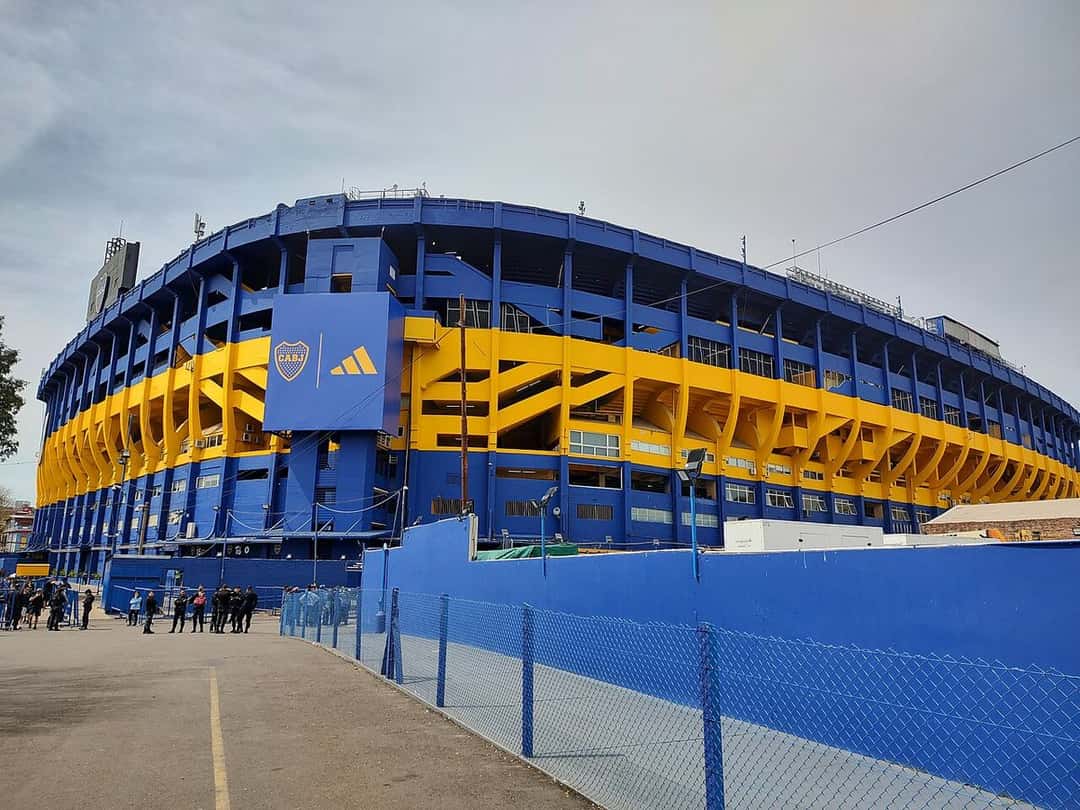 La fachada de la Bombonera, pintada de azul y amarillo, con el escudo de Boca en lo alto; foto de archivo de septiembre de 2022 (foto: Matibro, Wikimedia Commons, licencia CC BY-SA 4.0)