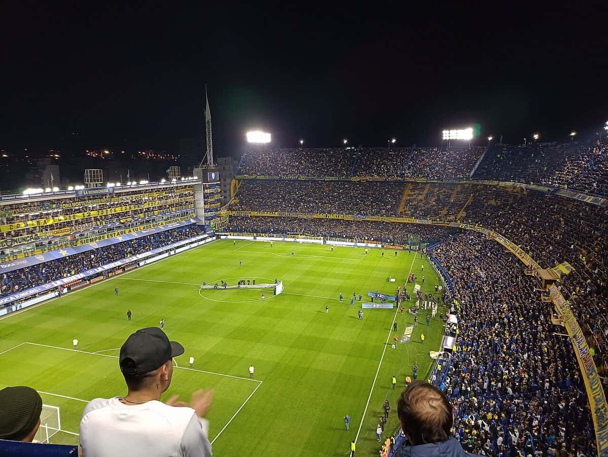 La Bombonera de noche, con las tribunas llenas y la cancha iluminada antes de un partido de Boca; foto de archivo de agosto de 2022 (foto: Sangianense, Wikimedia Commons, licencia CC BY-SA 4.0)