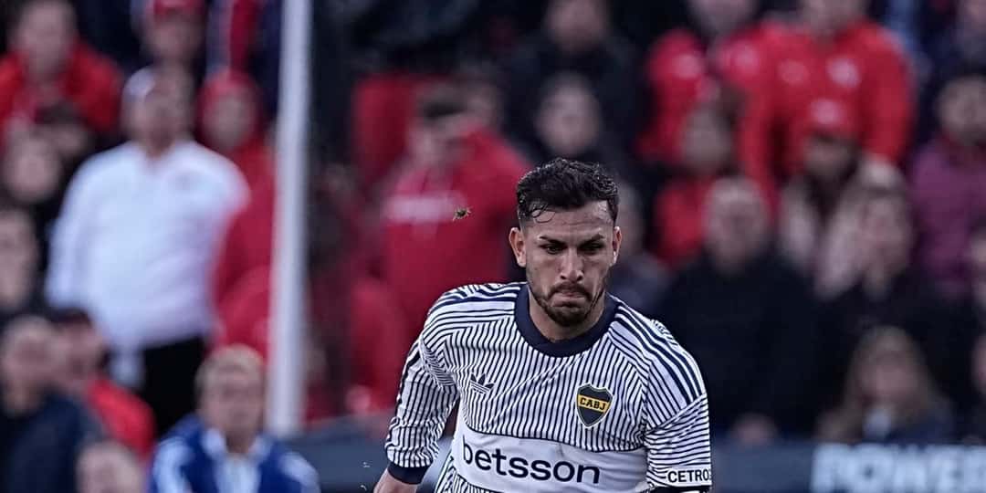 Leandro Paredes, con la camiseta a rayas de Boca, maneja la pelota en el partido con Independiente en Avellaneda, el domingo 25 de octubre; foto de archivo (foto: prensa oficial de Boca)