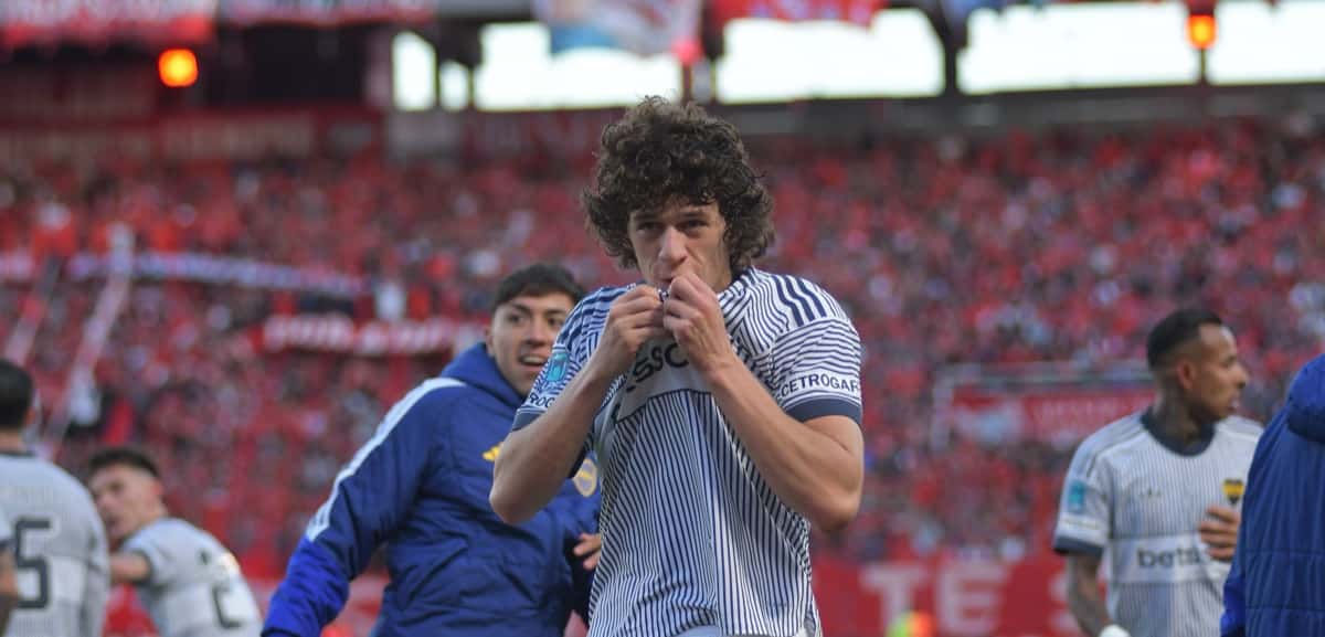 Un jugador de Boca, con la camiseta a rayas, besa el escudo durante el festejo del triunfo 1-0 ante Independiente en Avellaneda, el domingo 25 de octubre; foto de archivo (foto: prensa oficial de Boca)