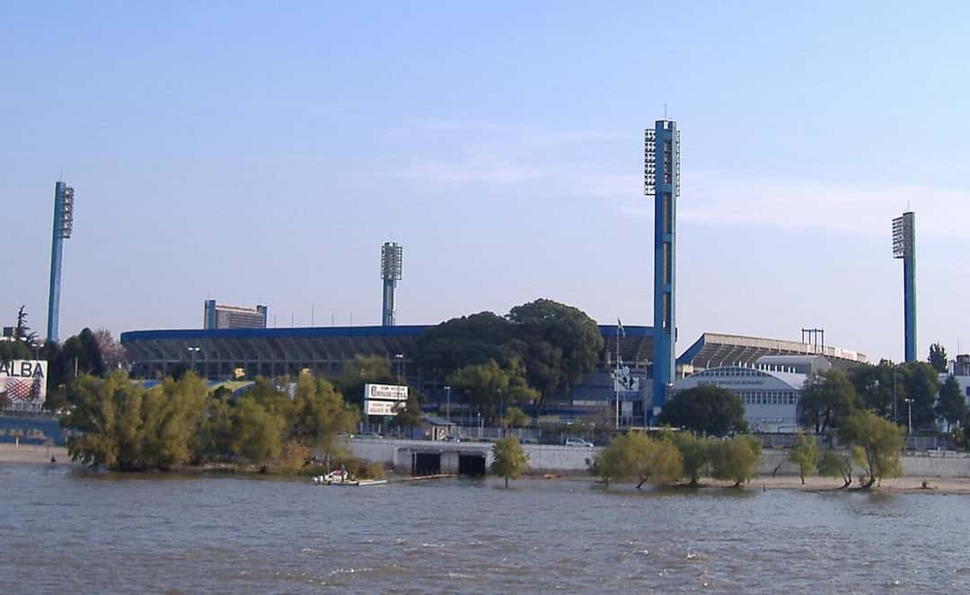 El estadio Gigante de Arroyito, de Rosario Central, visto desde el río Paraná, con sus torres de iluminación; foto de archivo de 2007 (foto: Pablo D. Flores, Wikimedia Commons, licencia CC BY-SA 3.0)