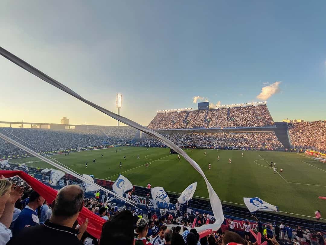 El estadio José Amalfitani, de Vélez, con las tribunas llenas y banderas de los hinchas durante un partido; foto de archivo de diciembre de 2024 (foto: Gonzabar77, Wikimedia Commons, dominio público CC0)