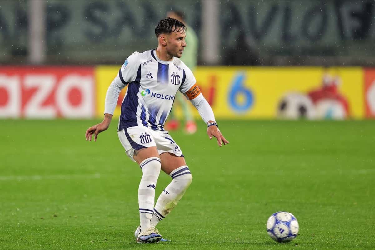 Augusto Schott, de Talleres, con la cinta de capitán, controla la pelota en un partido del Torneo Clausura 2026