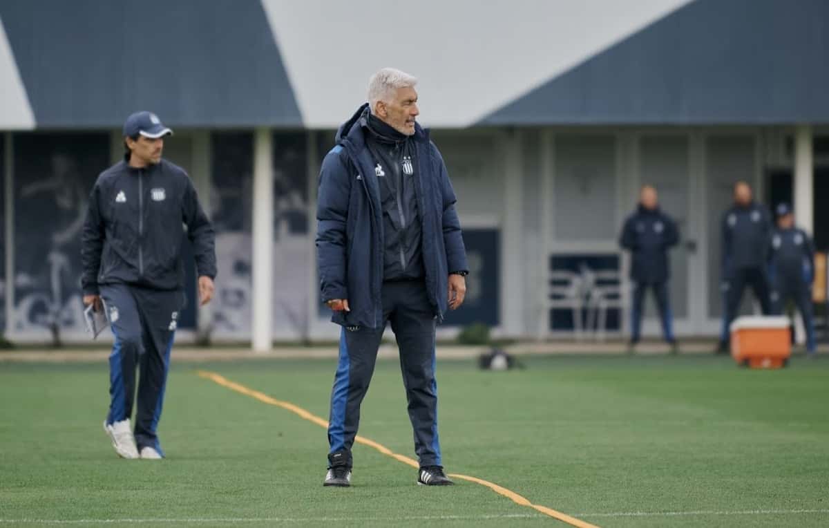 Omar De Felippe, técnico de Talleres, con campera azul del club, mira el entrenamiento previo al partido con Defensa y Justicia (foto: prensa Club Atlético Talleres)