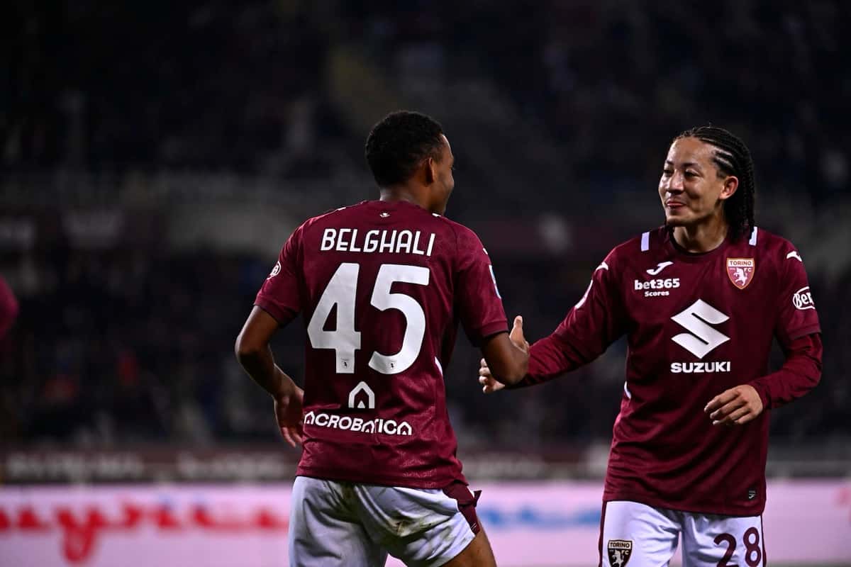 Rafik Belghali, con la camiseta granate número 45 del Torino, festeja su gol al Monza con Kian Fitz-Jim, el número 28 (foto: Torino FC)