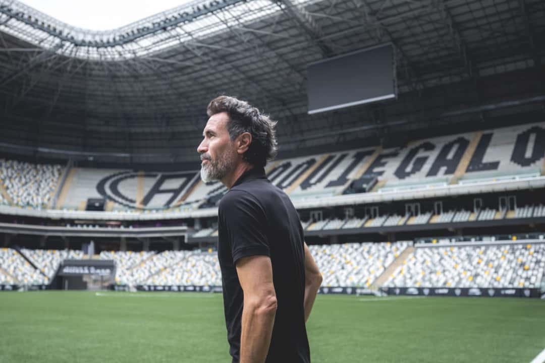 Eduardo Domínguez, entrenador de Atlético Mineiro, con remera negra, mira la cancha vacía de la Arena MRV; foto de archivo (foto: Pedro Souza / prensa oficial de Atlético Mineiro)