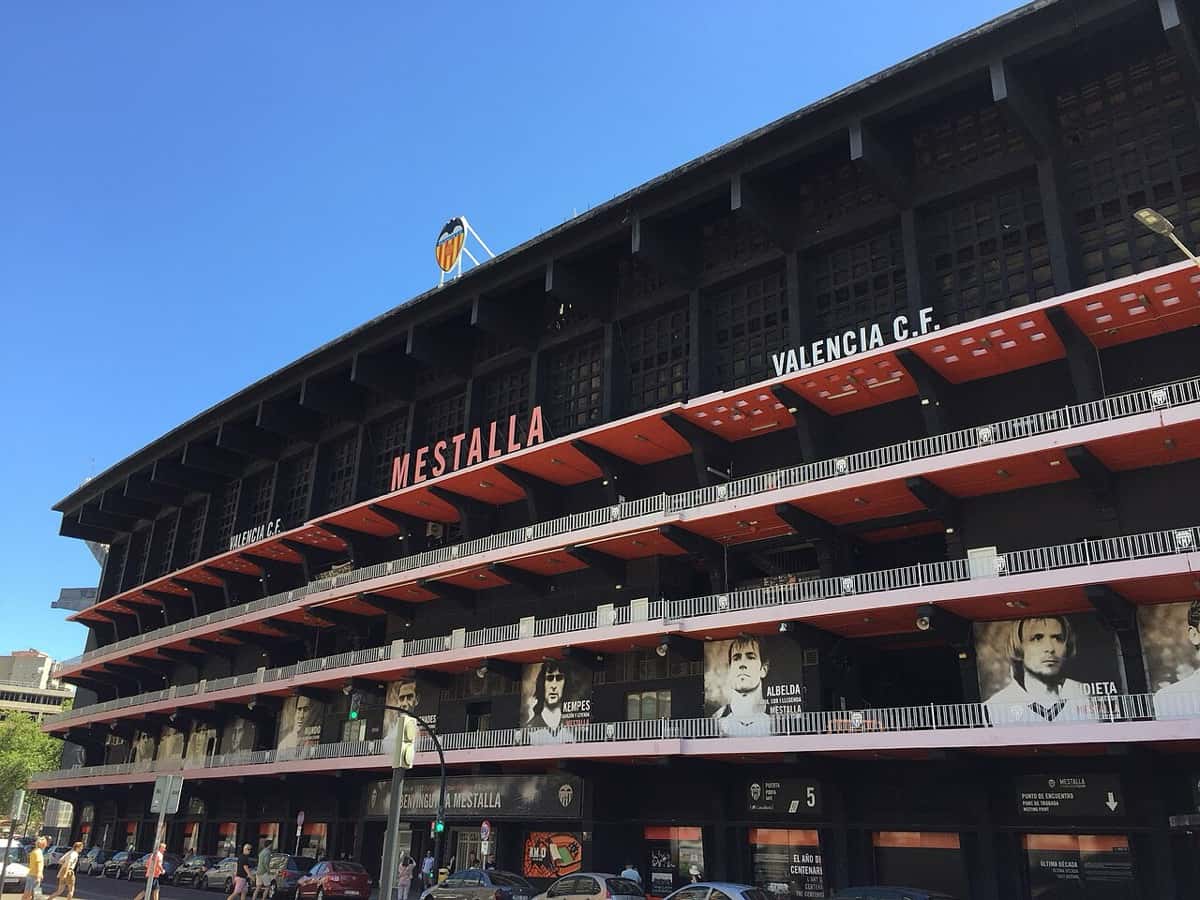 La fachada del estadio de Mestalla, con el escudo y el nombre del Valencia CF en sus pisos de tribunas; foto de archivo de junio de 2024 (foto: Vysotsky, Wikimedia Commons, licencia CC BY-SA 4.0)