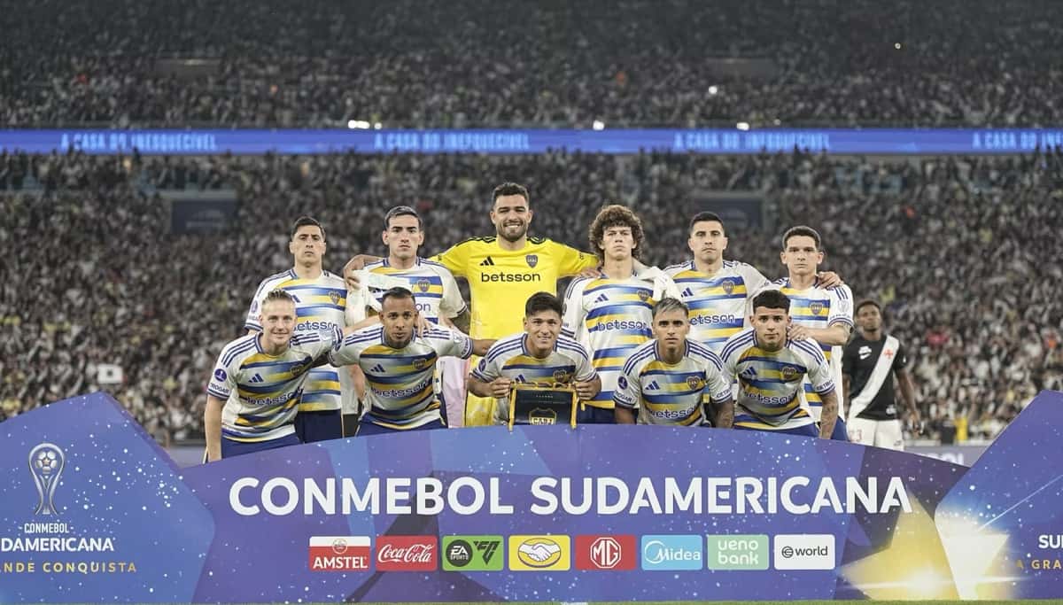 El equipo titular de Boca, con la camiseta blanca de franjas azules y amarillas, posa detrás del cartel de la CONMEBOL Sudamericana en el Maracaná antes de la vuelta de la semifinal; foto de archivo (foto: prensa Boca Juniors)