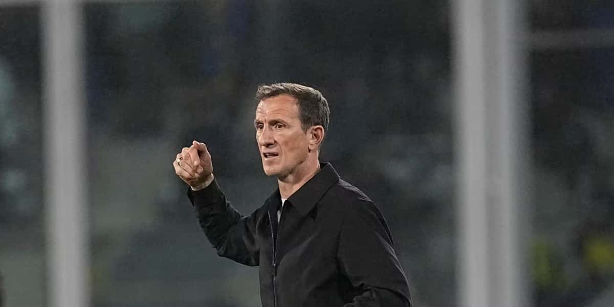Rodolfo Arruabarrena, entrenador de Boca, con camisa negra, da indicaciones con el puño cerrado desde el costado de la cancha; foto de archivo de la vuelta de la semifinal de la Sudamericana (foto: prensa Boca Juniors)