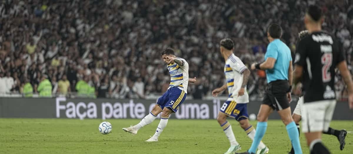 Leandro Paredes, con la camiseta blanca, azul y oro de Boca y el número 5, le pega a la pelota desde lejos en el Maracaná, con la tribuna de Vasco llena de fondo, durante la vuelta de la semifinal de la Sudamericana (foto: prensa Boca Juniors)