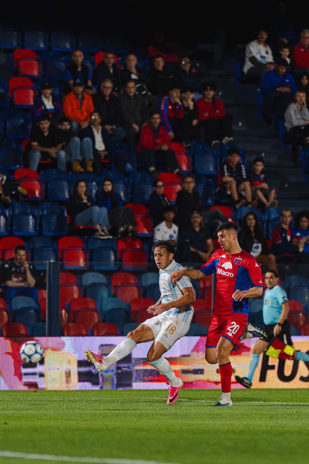 Un jugador de Atlético Tucumán, de celeste y blanco, avanza con la pelota entre jugadores de Tigre en el partido del viernes 23 en Victoria (foto: prensa Liga Profesional de Fútbol)