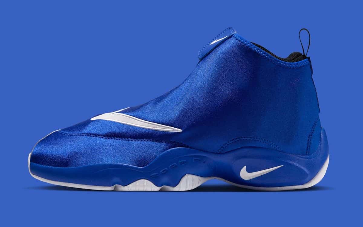 Nike Air Zoom Flight The Glove Royal de perfil sobre fondo azul, con la cubierta azul que tapa los cordones y el Swoosh blanco