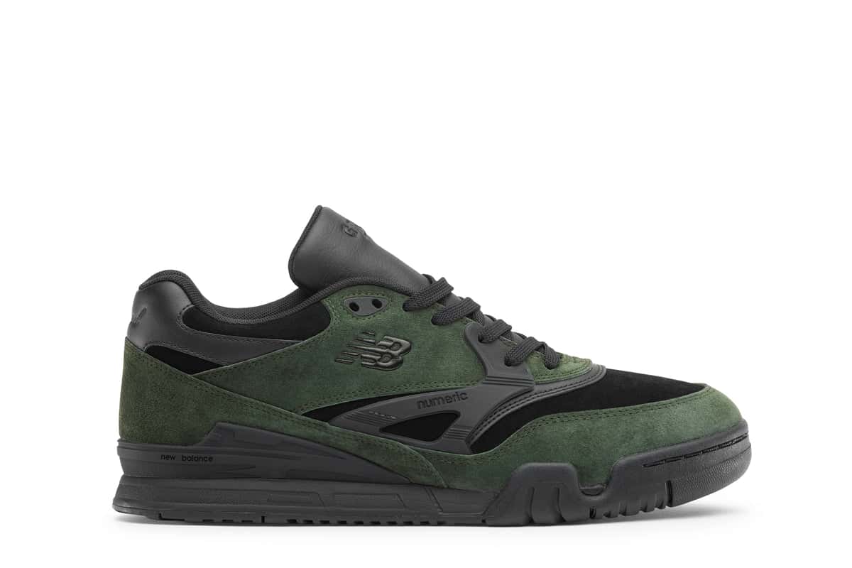New Balance Numeric 770 de Grand Collection de perfil sobre fondo blanco, con gamuza verde bosque, paneles de cuero y gamuza negros, el brazo lateral negro con la palabra numeric y suela negra
