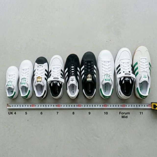 Zapatillas Adidas de distintos modelos y talles con cinta métrica