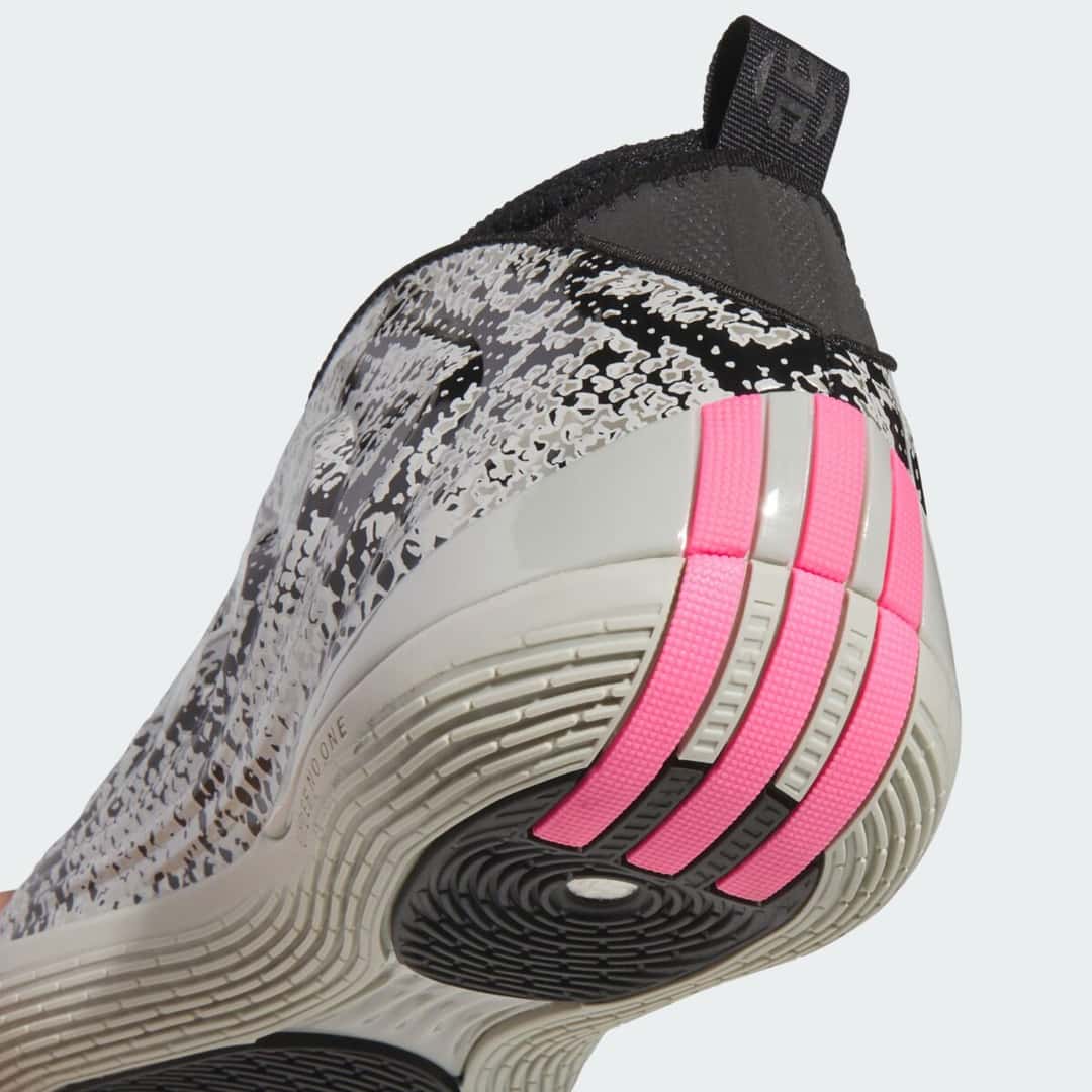 Primer plano del talón de la adidas Harden Vol. 10 Snakeskin, con las tres tiras rosas sobre la suela color hueso, el estampado de víbora gris y negro y el tirador negro con el logo de Harden