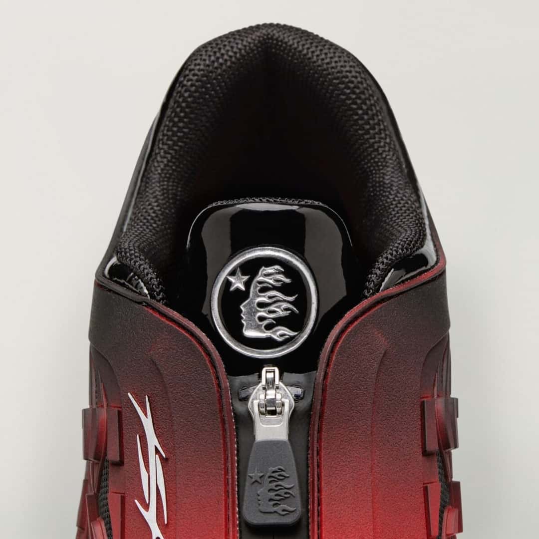 HELLSTAR x adidas Megaride S2 Red/Black visto desde arriba, con el cierre frontal y su tirador con logo de HELLSTAR, el medallón plateado de la marca en la lengüeta y el degradé de negro a rojo en el empeine