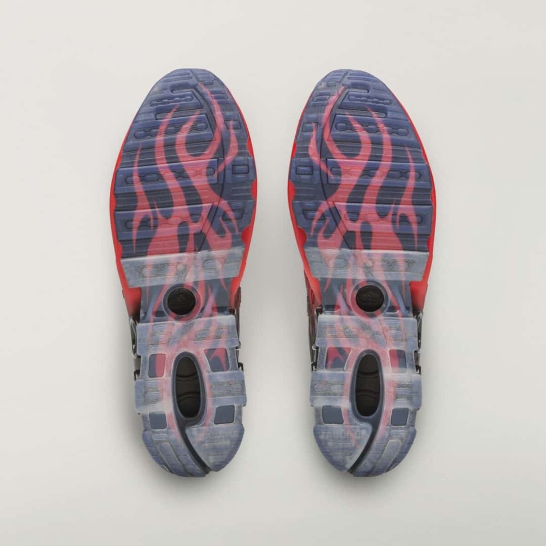 Suelas del HELLSTAR x adidas Megaride S2 Red/Black, translúcidas en tono azulado, con llamas rojas que recorren toda la planta y el logo de adidas en el centro