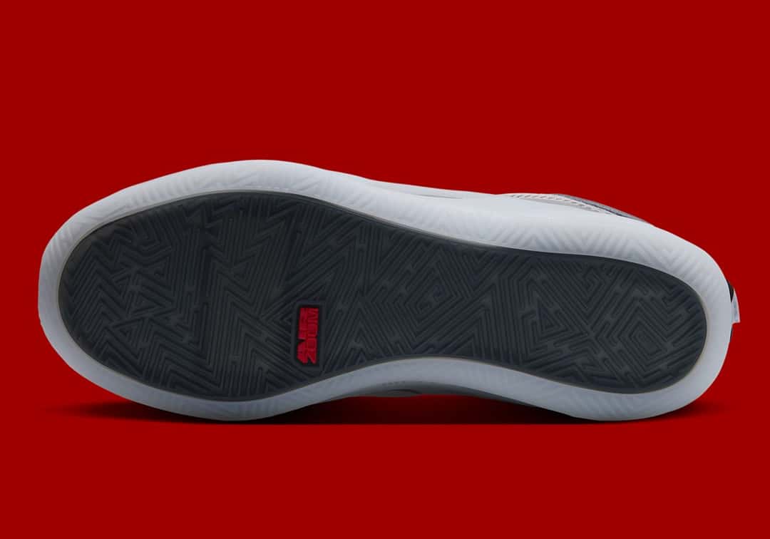 Suela de la Jordan Heir Series 2 Elephant Print, gris translúcida con dibujo de tracción y una etiqueta roja