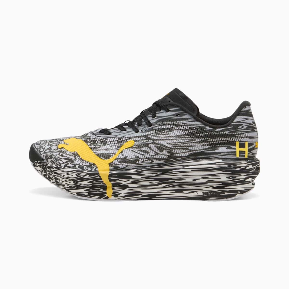 Puma Hybrid RCN HYROX Nitro Elite Camo de perfil, con capellada de rayas blancas y negras y el felino de Puma en amarillo