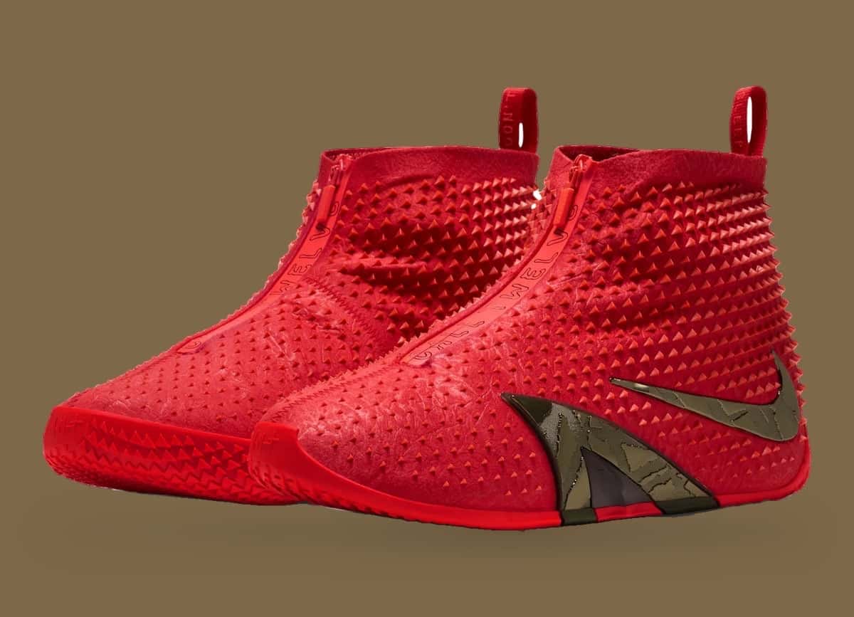 Par de Nike Ja 4 High Zombie rojas, con caña alta cubierta de relieves en punta, cierre al frente y Swoosh metálico verde oliva