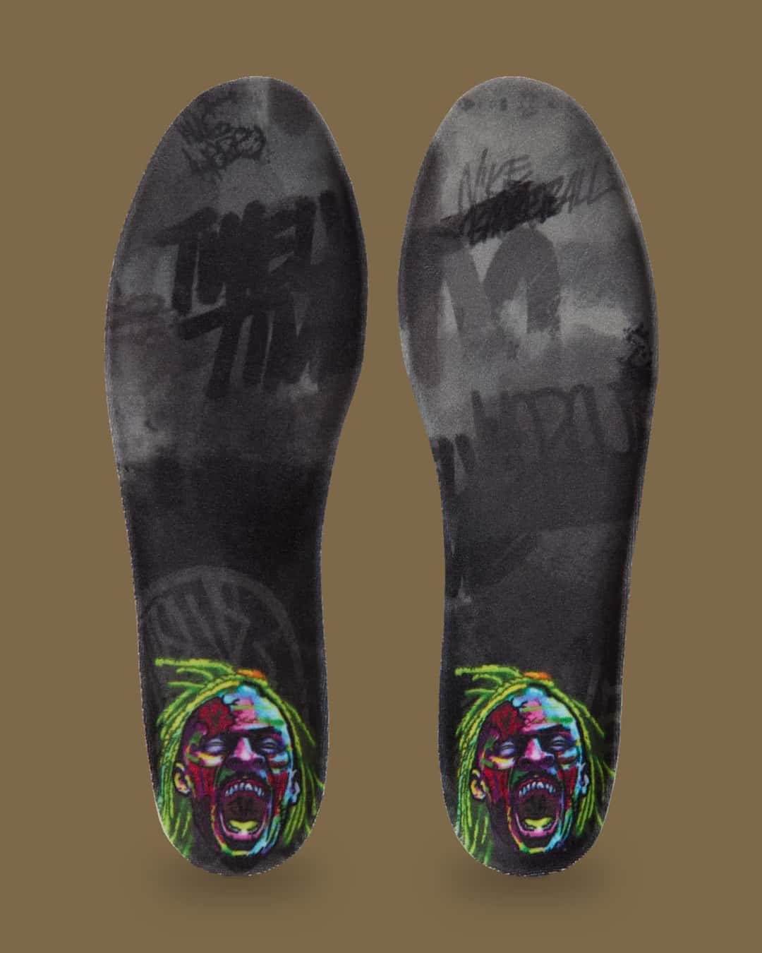 Plantillas de la Nike Ja 4 High Zombie con fondo gris, letras estilo grafiti y una cara de zombi en el talón