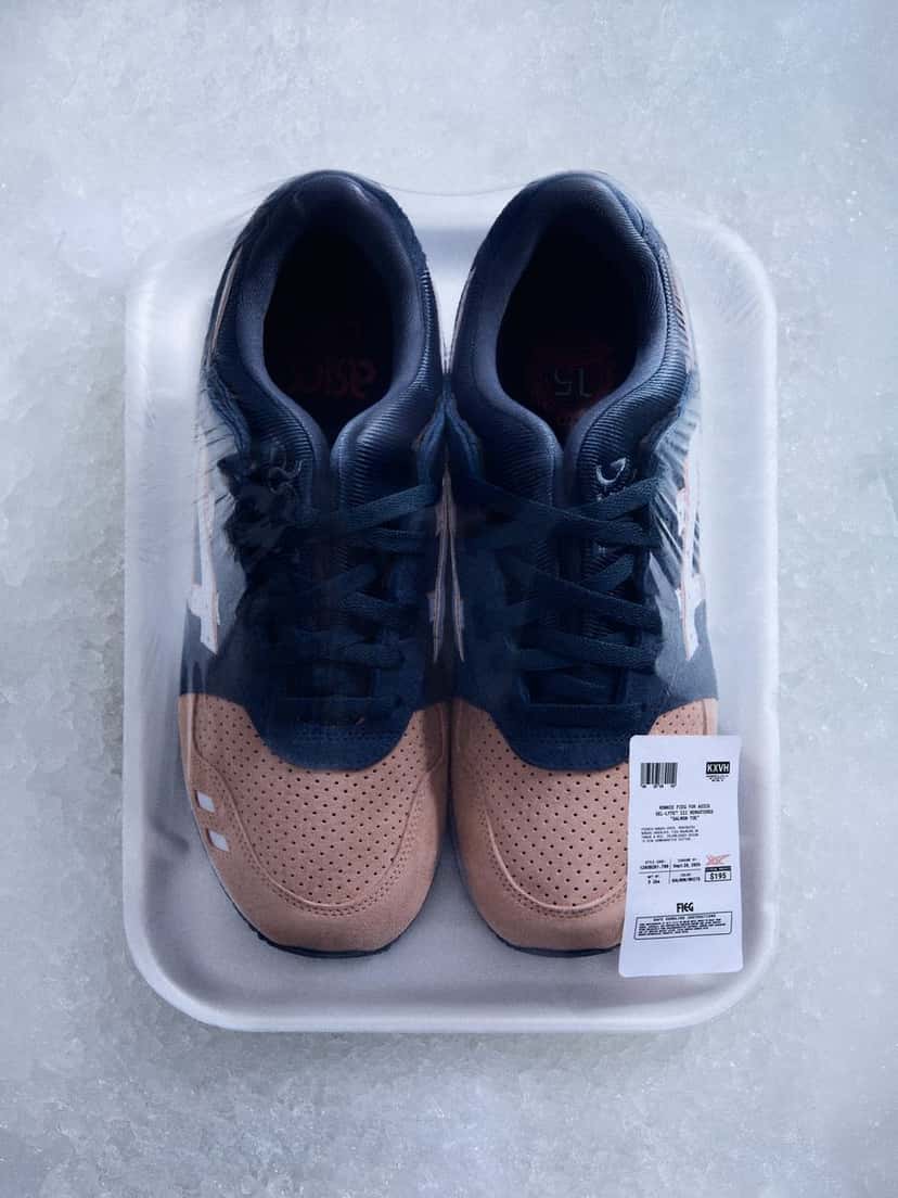 Par de Kith x ASICS GEL-LYTE III Salmon Toe envuelto en film sobre una bandeja blanca apoyada en hielo, con etiqueta de precio de $195