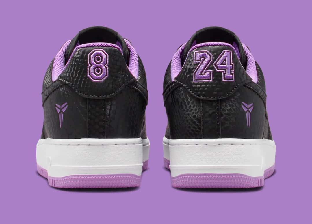 Talones del Kobe x Nike Air Force 1 Low Black Purple Stardust con los números 8 y 24 bordados en violeta