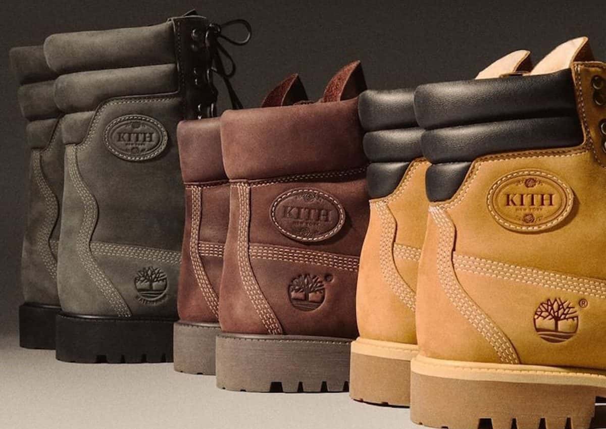 Las tres botas Kith x Timberland de invierno 2026 en fila, vistas desde el talón: la gris Wild Dove, la bordó y la Wheat con cuello negro acolchado y el logo ovalado de Kith
