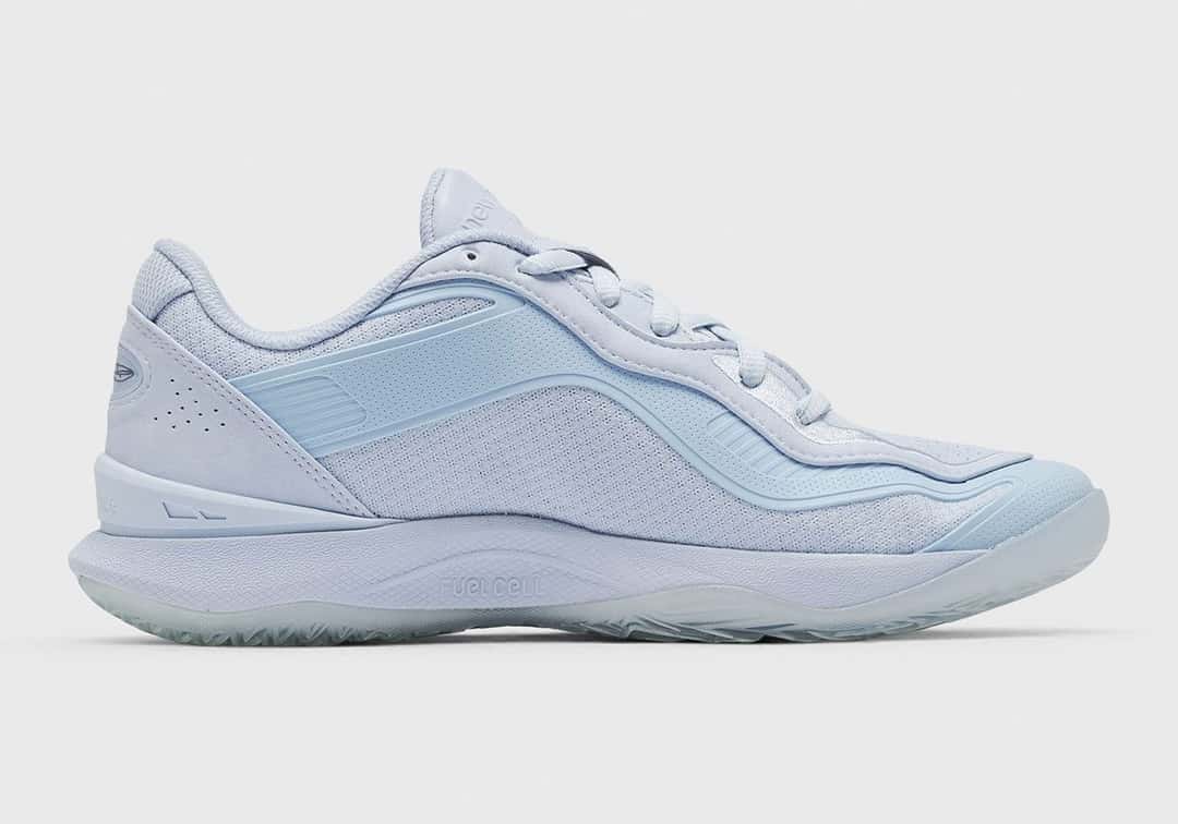 New Balance Kawhi V Oxford Blue de perfil, con la capellada celeste de malla y refuerzos y la suela celeste