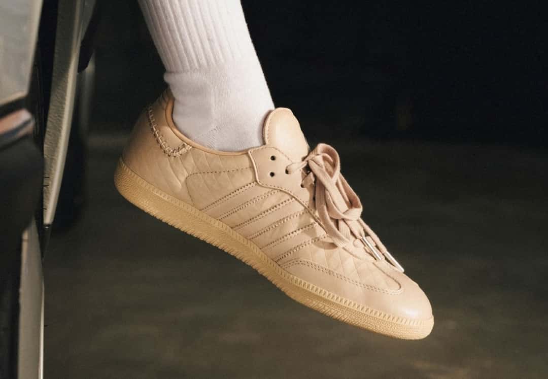 Pie con media blanca calzando el adidas Samba OG x Mercedes-Benz en Magic Beige, con el patrón de rombos y las Tres Tiras del mismo tono