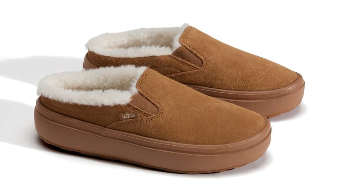 Par de Vans Mule Platform de gamuza marrón, sin talón, con forro de corderito blanco y plataforma color caramelo