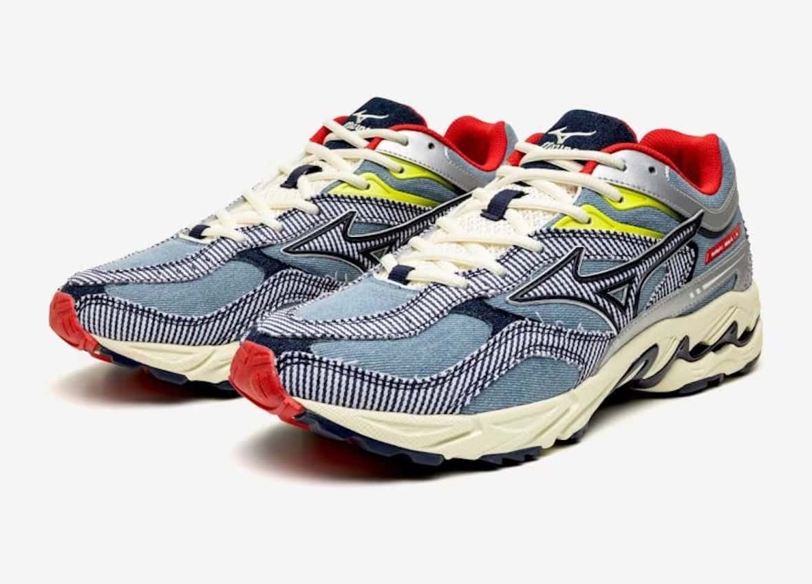 Par de Mizuno Wave MG4 LS de Sean Wotherspoon con capellada de jean celeste, paneles a rayas azules, detalles plateados, toques amarillos y suela crema con puntera roja
