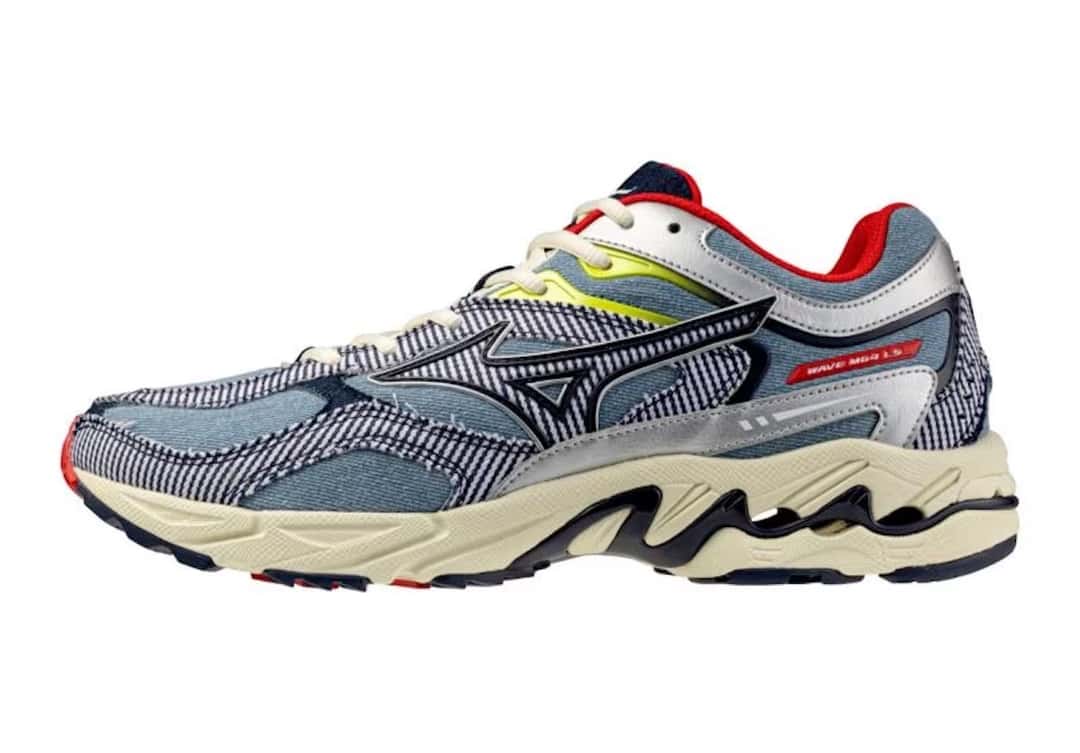 Mizuno Wave MG4 LS de Sean Wotherspoon de perfil sobre fondo blanco, con jean celeste, paneles a rayas azules, el logo de Mizuno, detalles plateados y suela crema
