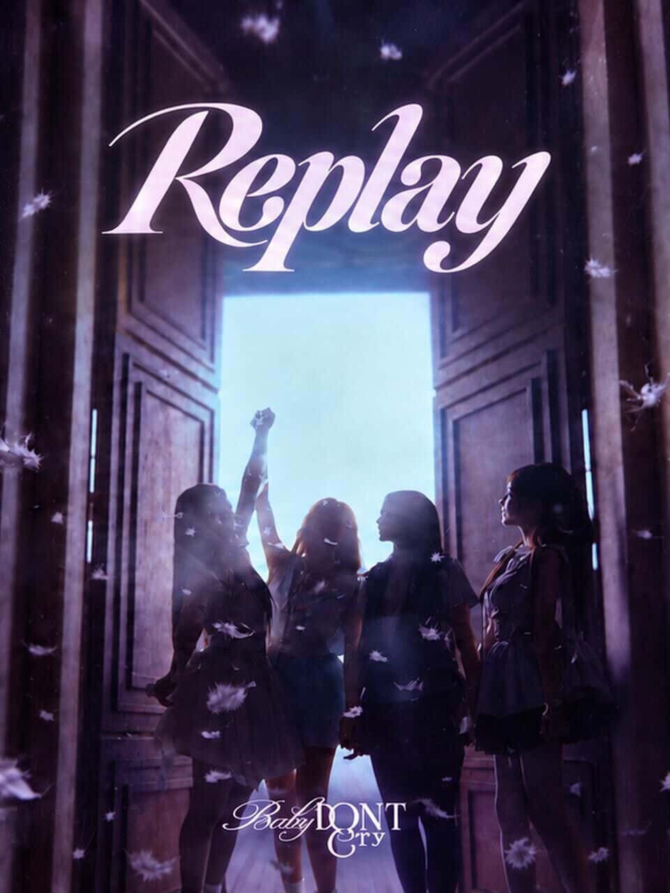 Afiche oficial de «Replay» de Baby DONT Cry: las cuatro integrantes, de espaldas y a contraluz, frente a una puerta abierta de madera, con plumas en el aire y el título en letras rosadas