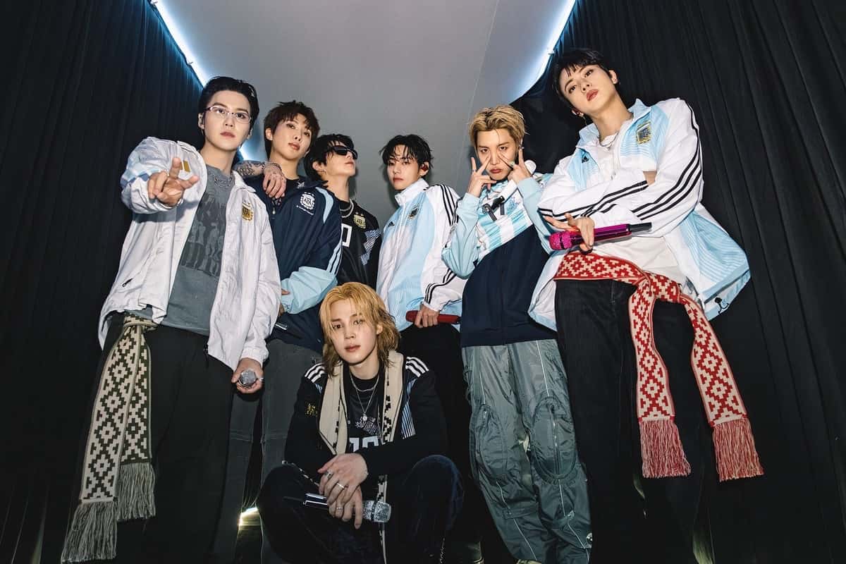 Los siete integrantes de BTS posan en el backstage de La Plata con camperas de la Selección argentina y fajas tejidas al cuello