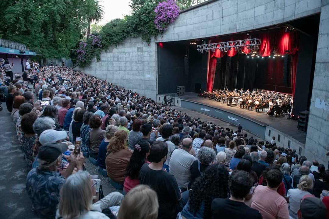 El Anfiteatro del Parque Centenario lleno de público durante un concierto al aire libre de la Orquesta Estable del Teatro Colón, en diciembre de 2025. Foto: Juanjo Bruzza / GCBA (CC BY 2.5 AR)