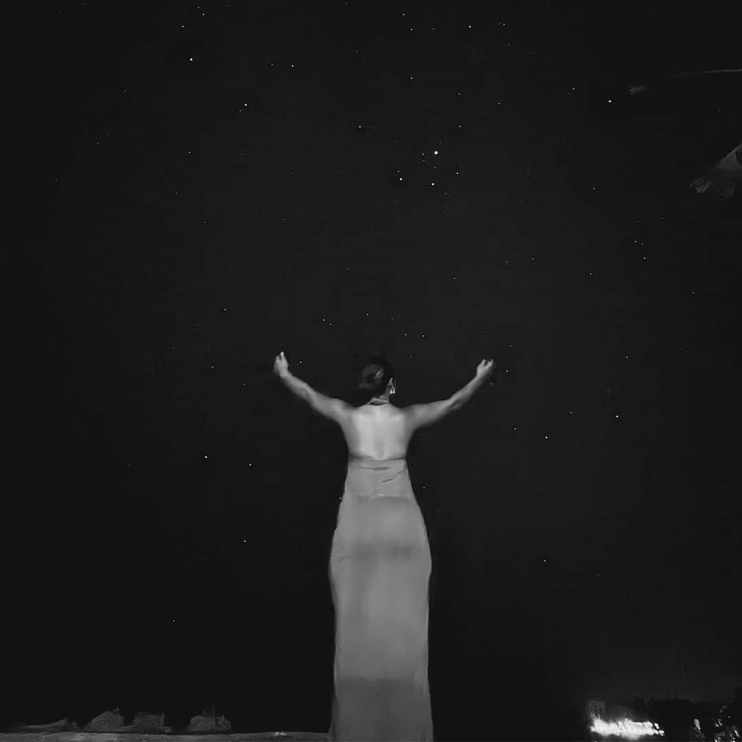 Portada oficial del single «Nothing Is Impossible With You» de Cleo Sol, de enero de 2026: la cantante, de espaldas y con vestido largo, con los brazos abiertos bajo un cielo nocturno, en blanco y negro