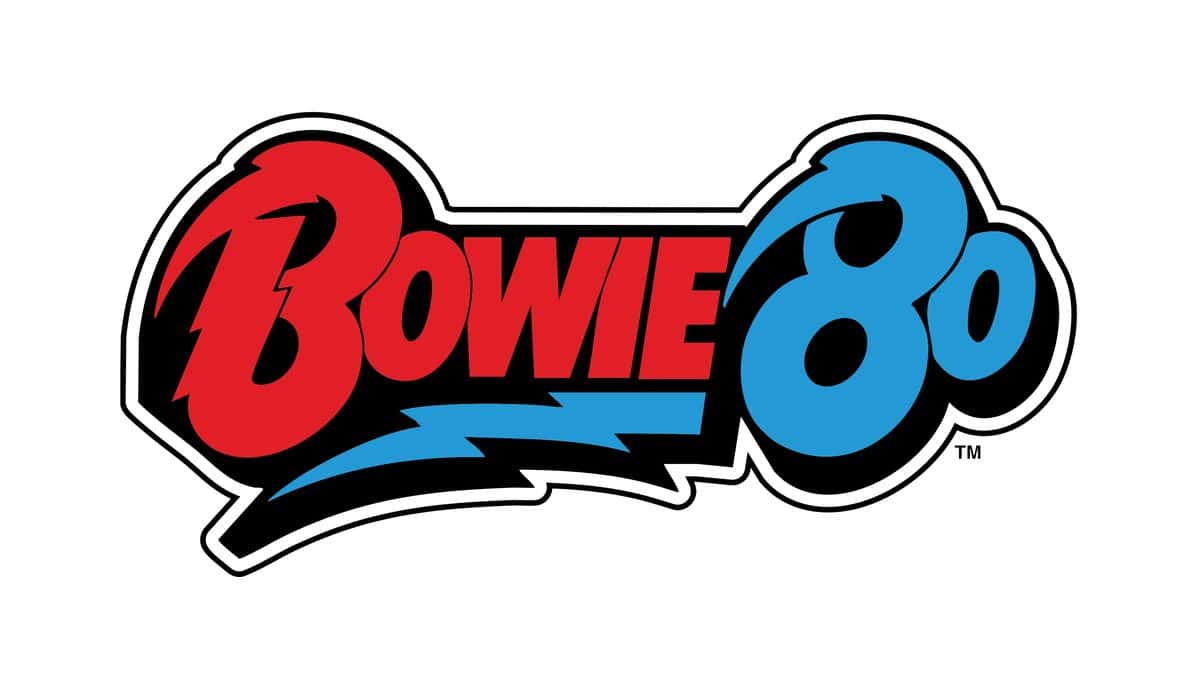 Logo oficial de Bowie80: la palabra Bowie en letras rojas y el número 80 en celeste, con un rayo celeste debajo, sobre fondo blanco