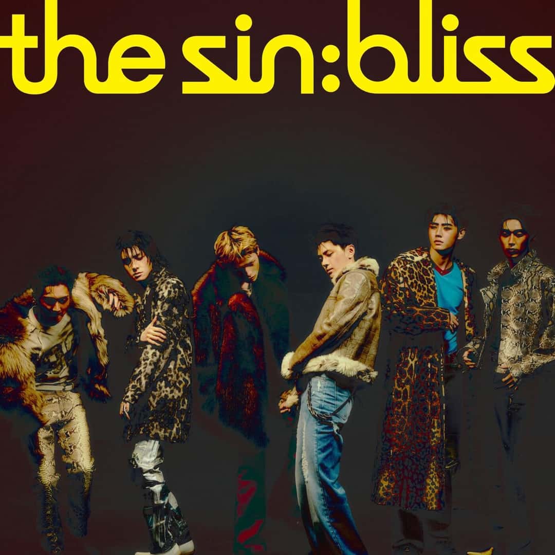 Portada de «THE SIN : BLISS», de ENHYPEN: el título en letras amarillas sobre los integrantes, que posan con tapados de piel y estampados animal print