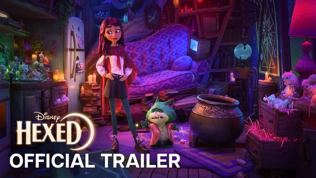 Billie Doe, la protagonista de «Hexed», en una habitación llena de objetos mágicos y un caldero, junto a un gato verde de tres ojos, en el tráiler oficial de Disney