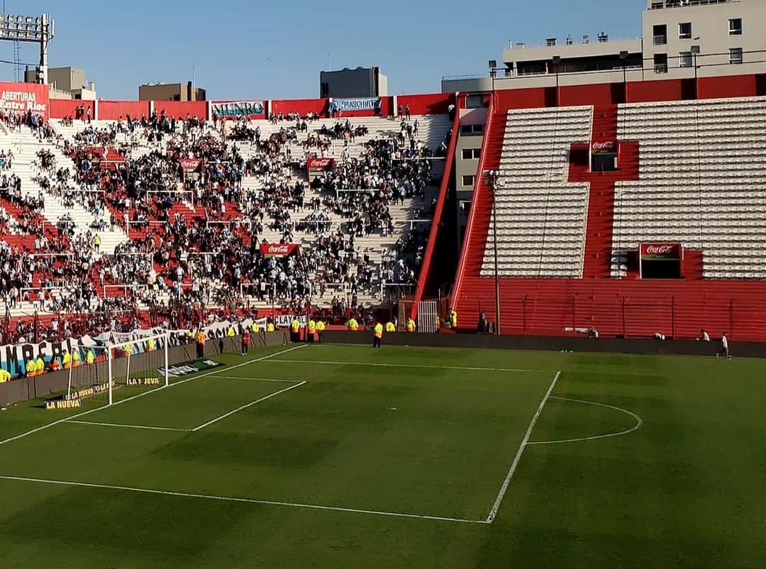 Tribunas del Estadio Tomás A. Ducó, la cancha de Huracán, en Parque Patricios, con la platea roja y blanca y el campo de juego, en noviembre de 2022 (foto de archivo). Foto: Furnarius, Wikimedia Commons, CC BY-SA 4.0