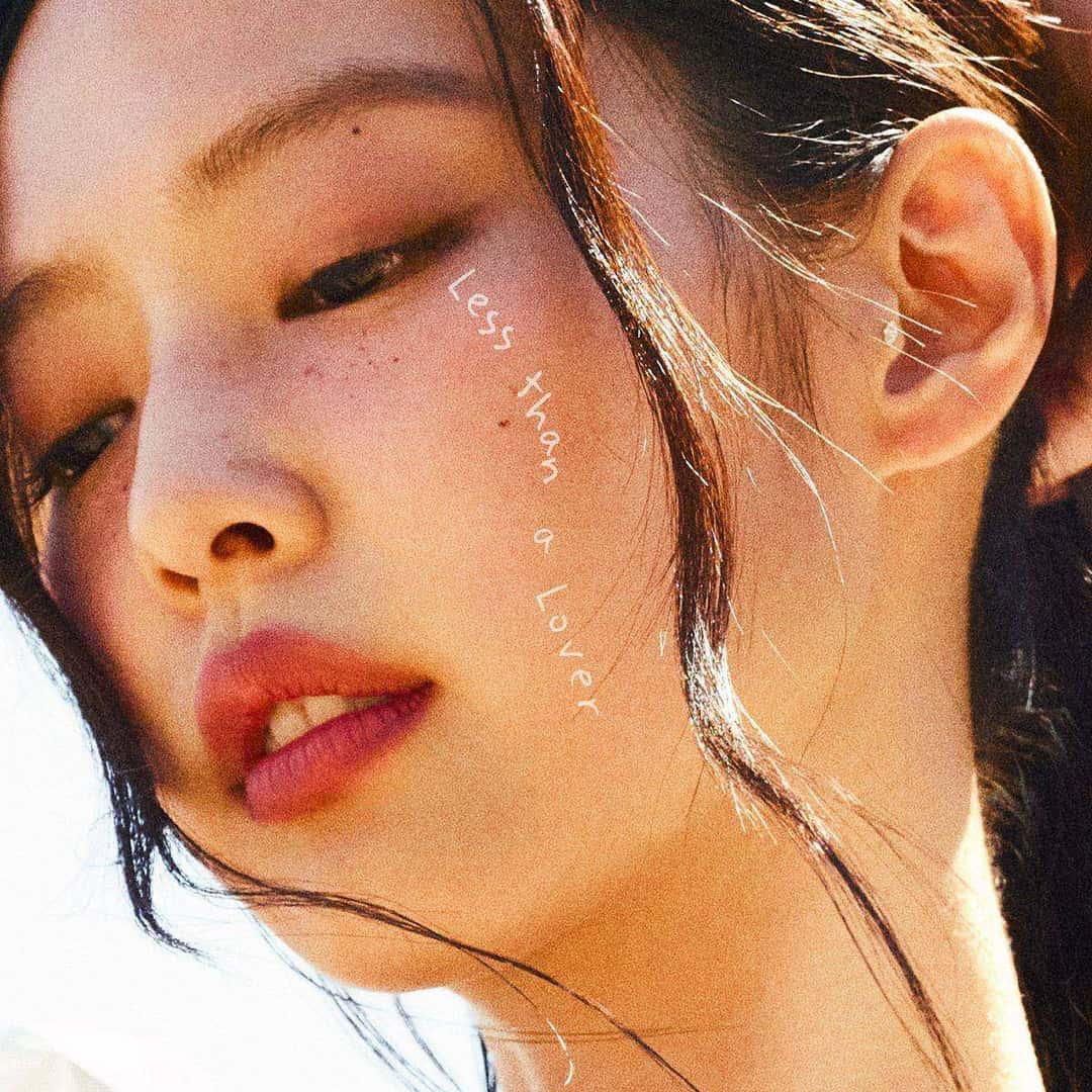 Portada del single «Less than a Lover», de JENNIE: un primer plano de su cara, con el pelo suelto y el título escrito a mano junto a la mejilla