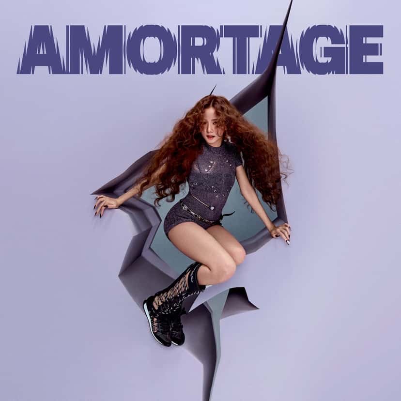 Portada del EP «AMORTAGE», de Jisoo: la cantante, de pelo largo y rizado y ropa oscura, sale de un agujero en un fondo lila, con el título en letras azules arriba