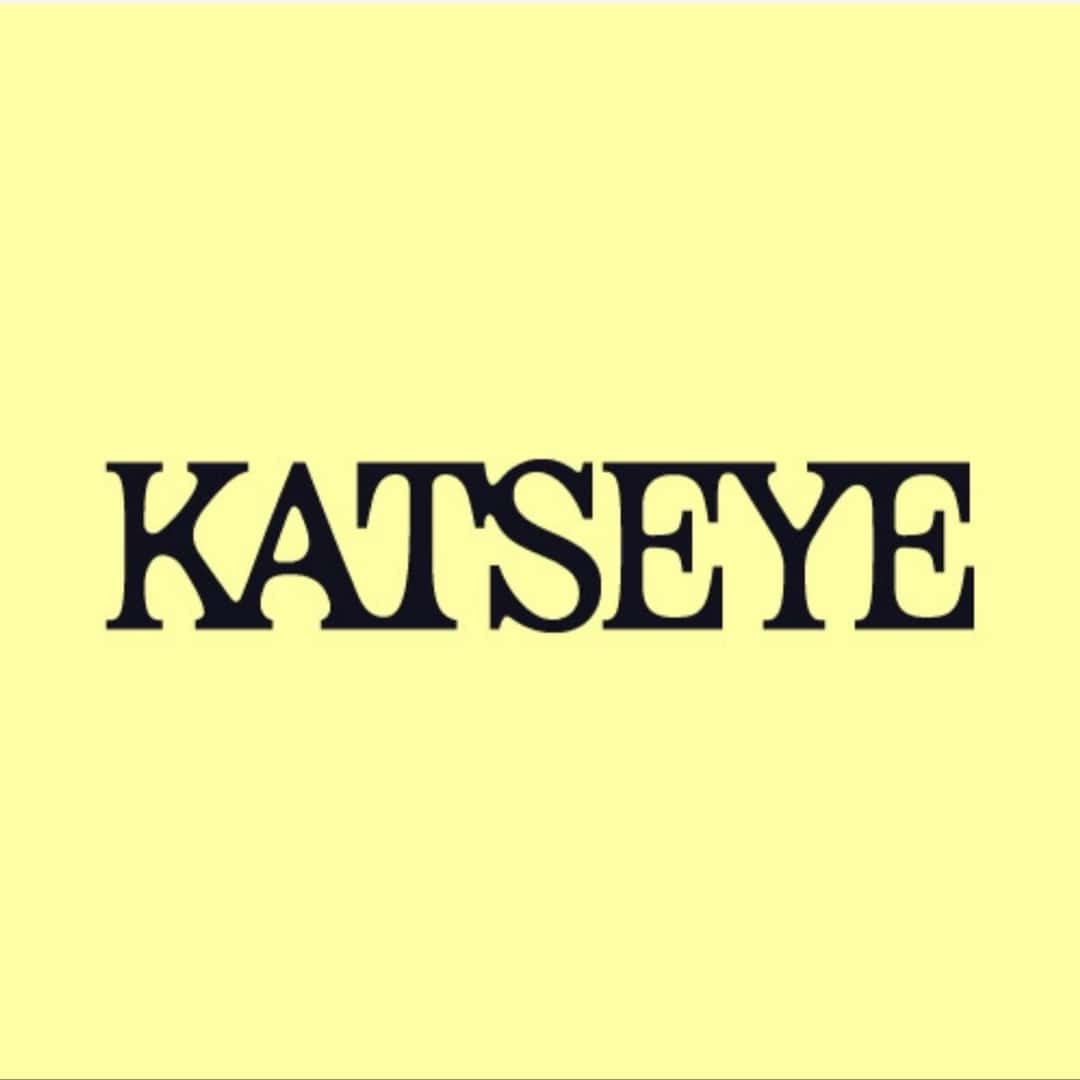 Logo oficial de KATSEYE: el nombre del grupo en letras negras con serifa sobre fondo amarillo pálido. Imagen: Geffen Records, dominio público, vía Wikimedia Commons