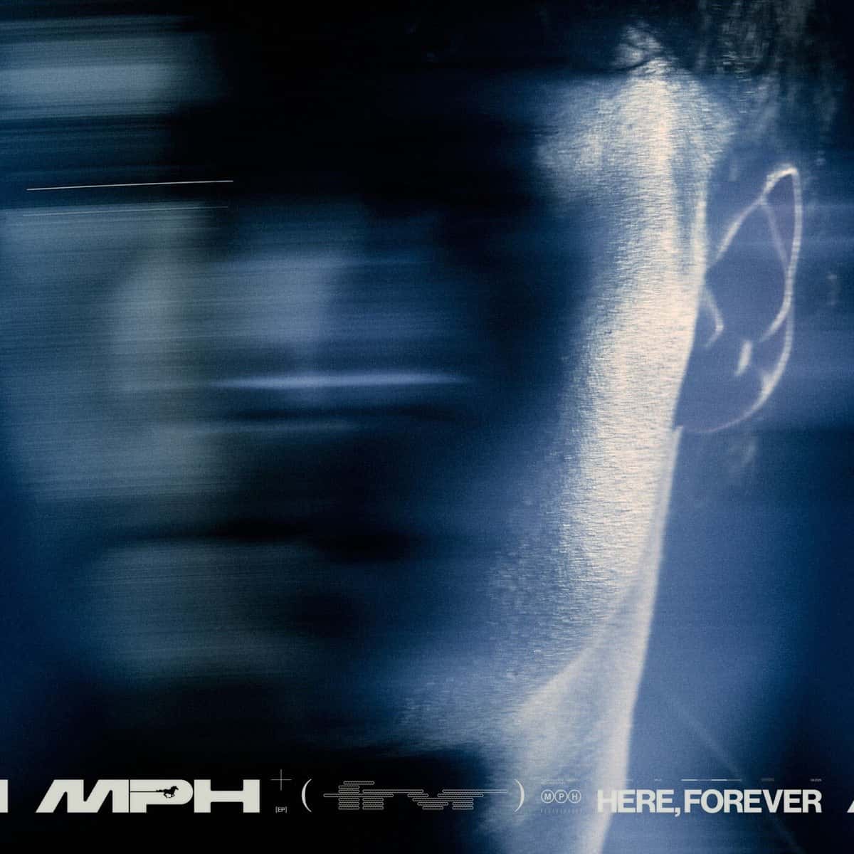 Portada de Here, Forever: primer plano en tonos azules del rostro de MPH, movido y desenfocado a la izquierda y nítido a la derecha, con el logo MPH y el título del disco en letras blancas abajo