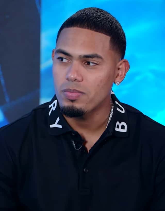 Myke Towers durante una entrevista en 2021, con remera negra y mirada hacia un costado (foto de archivo). Foto: Tony Dandrades, CC BY 3.0, vía Wikimedia Commons