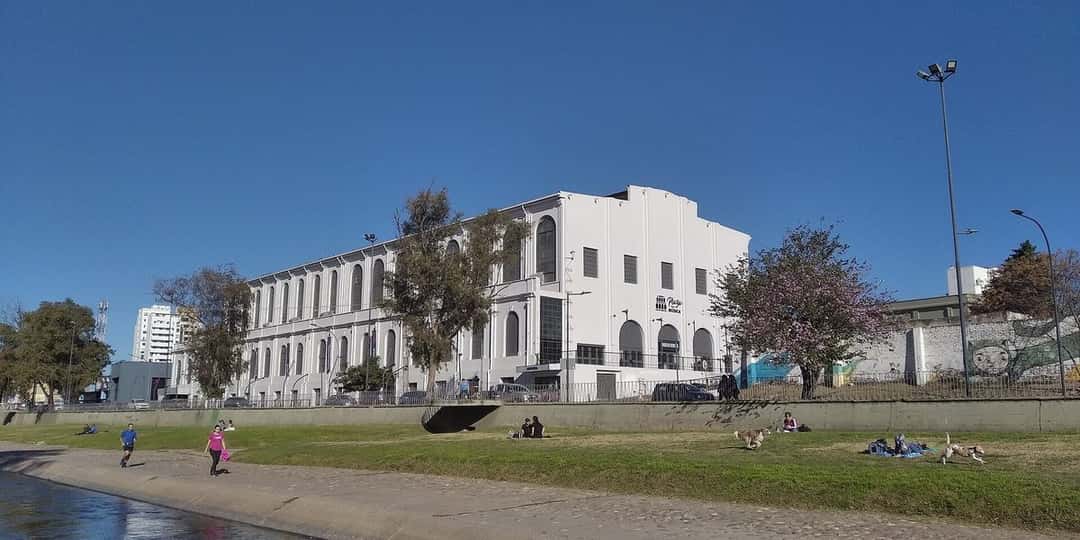 La Plaza de la Música, el edificio blanco del ex Museo Barrilete en barrio Alberdi, vista desde la costanera del río Suquía en Córdoba (foto de archivo, 2025). Foto: JulioCésarPedro, CC BY-SA 4.0, vía Wikimedia Commons