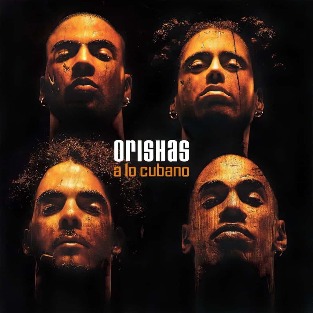 Portada de «A lo cubano», el disco debut de Orishas: los rostros de los integrantes en tonos sepia y dorados sobre fondo negro, con el nombre del grupo en letras blancas y naranjas en el centro